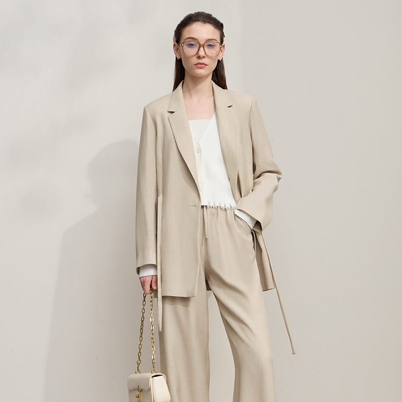 Commuter-Style Top With Straps Wide Shoulder Pads And A Belt - Image 4
